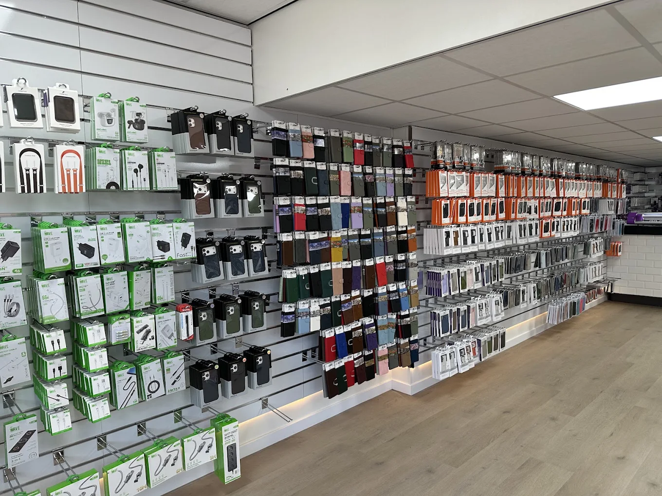 Accessoirewand met hoesjes en opladers in onze winkel